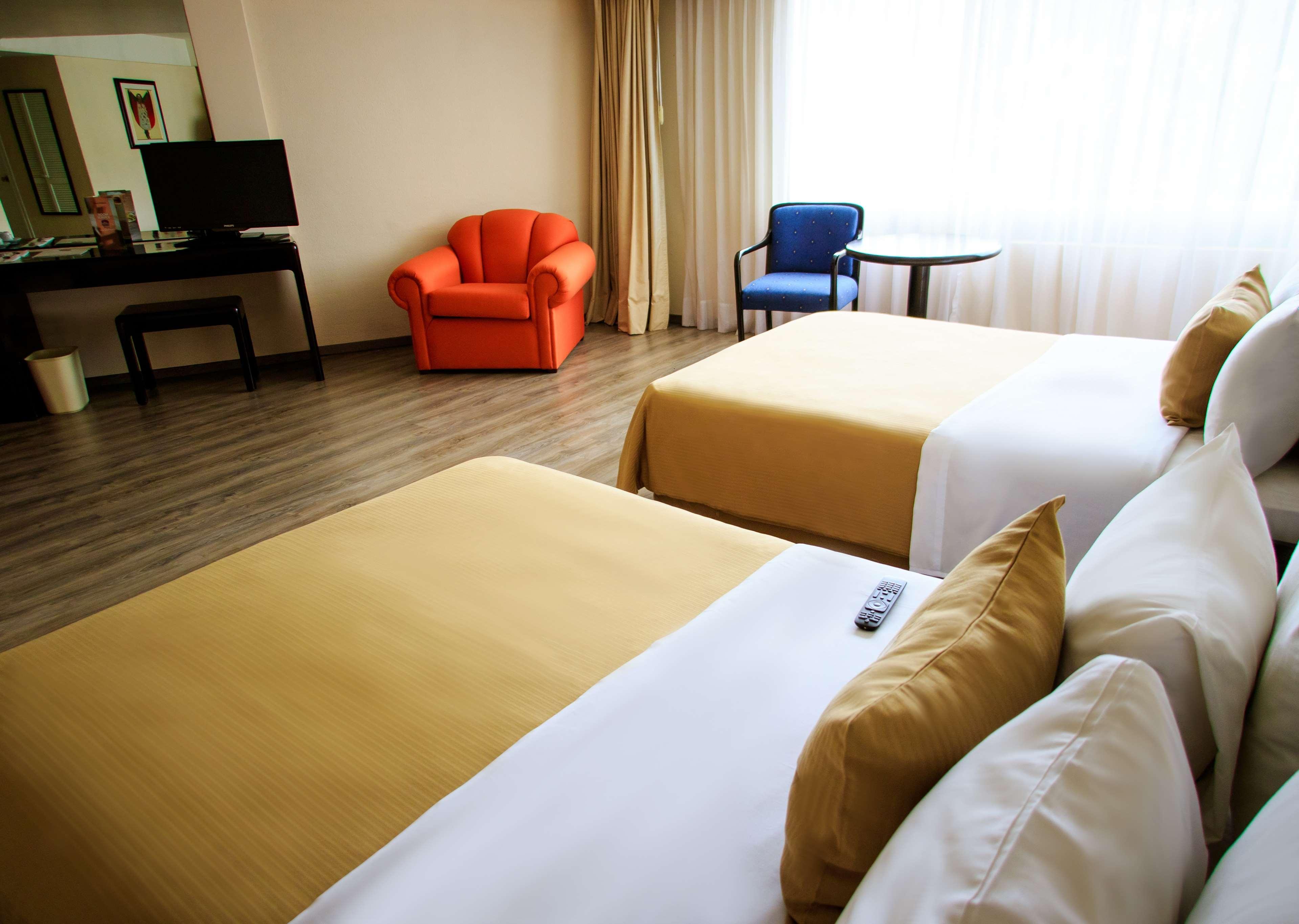 Grand Cantalagua Hotel Morelia, BW Signature Collection Exterior foto A room at the hotel