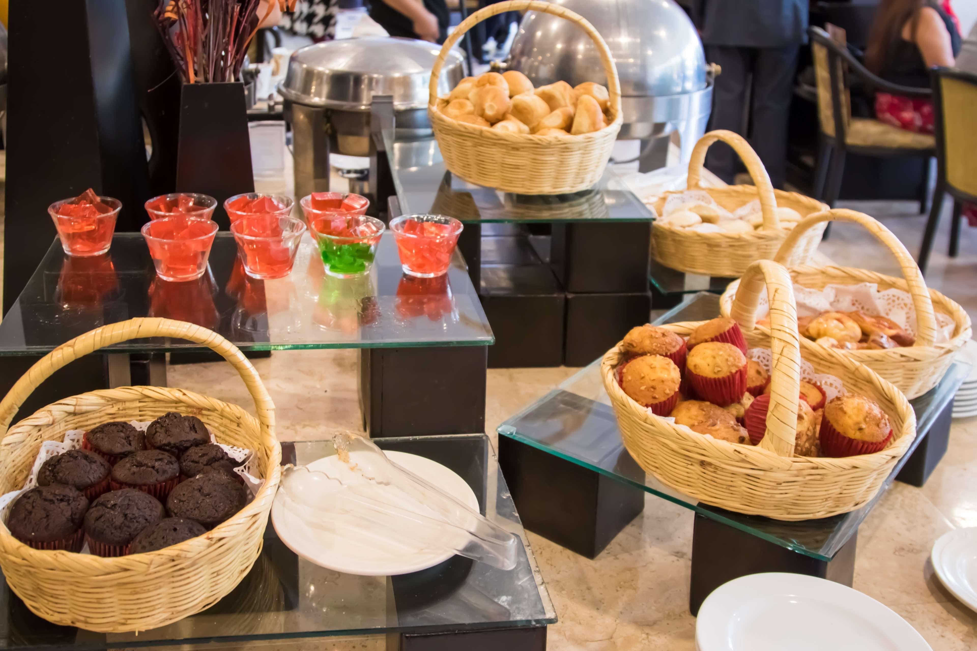 Grand Cantalagua Hotel Morelia, BW Signature Collection Exterior foto A dessert buffet